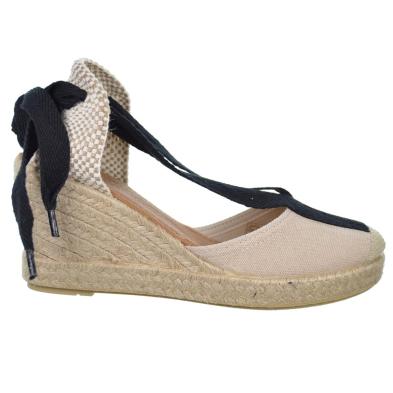 Alpargata estilo Valenciana. Plantilla acolchada. Piso cuña en yute de 7cm de altura y suela de goma antideslizante.