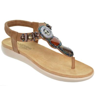 Sandalia esclava en sintético con fantasía y talón elástico, plantilla confort textil y suela de goma muy ligera y flexible.